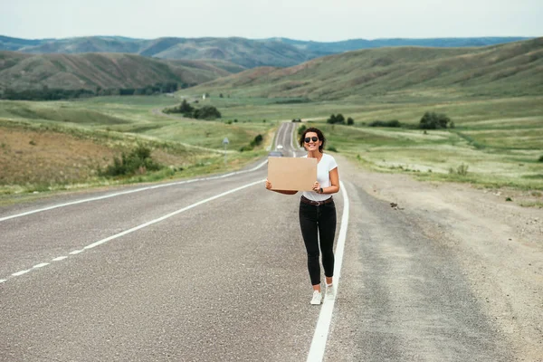Dziewczyna Jedzie Autostopem Pasja Podróży Koncepcja Podróży Samochodem Wycieczka Autostopem — Zdjęcie stockowe