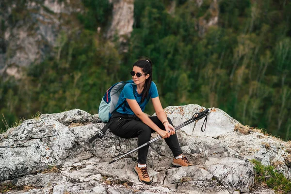 Kobieta Plecakiem Kijami Trekkingowymi Górach Kobieta Wędrowca Kijkami Trekkingowymi Plecakiem — Zdjęcie stockowe