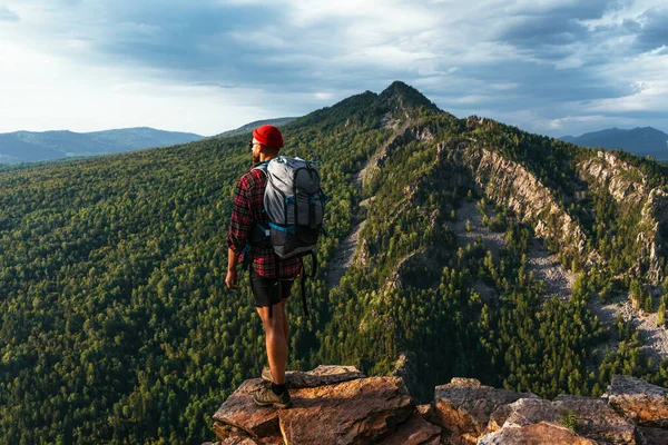 Voyageur Avec Sac Dos Dans Les Montagnes Coucher Soleil Randonnée — Photo