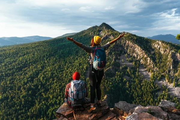 Dos Excursionistas Felices Con Mochilas Están Pie Con Los Brazos —  Fotos de Stock