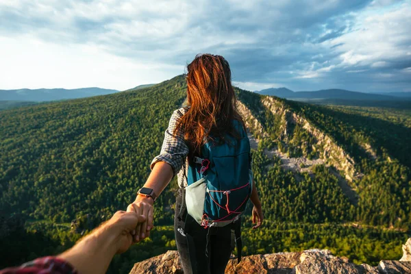 Porträtt Ung Kvinna Som Håller Sin Pojkväns Hand När Hon — Stockfoto