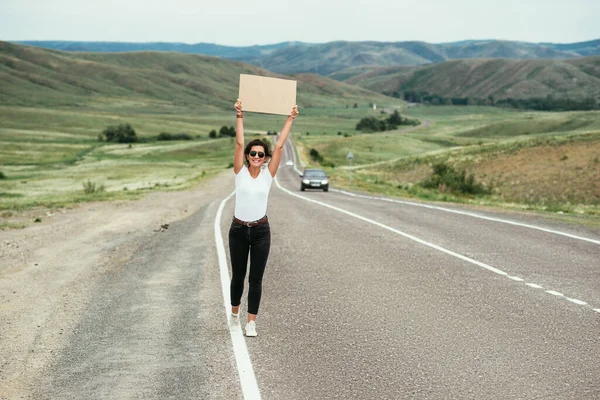Atrakcyjna Młoda Kobieta Stojąca Autostradzie Łapiąca Przejeżdżający Samochód Koncepcja Turystyki — Zdjęcie stockowe