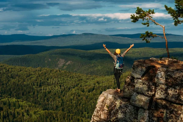 Baksidan Man Som Står Mot Bakgrunden Berg Med Utsträckta Armar — Stockfoto