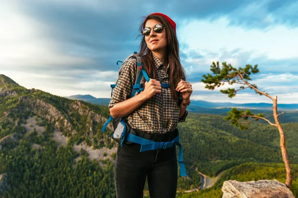 Portret Kobiety Podróżującej Górach Koncepcja Przygody Podróży Wędrówek Szczęśliwa Kobieta — Zdjęcie stockowe
