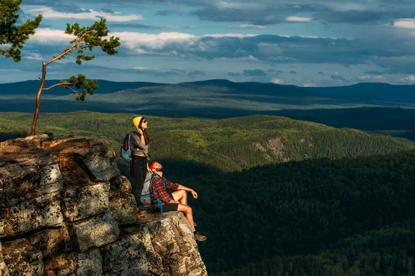 Man Woman Backpacks Mountain Admire Panoramic View Couple Love Rock — Photo