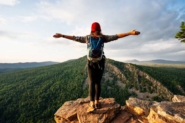 Uma Menina Viajante Com Uma Mochila Está Borda Montanha Uma — Fotografia de Stock