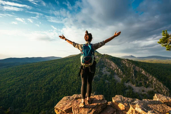Жінка Рюкзаком Стоїть Вершині Гори Піднятими Руками Захоплюється Красою Гірської — стокове фото