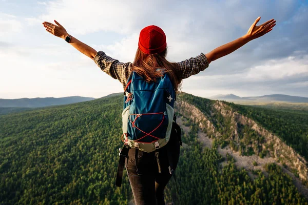 Uma Mulher Com Uma Mochila Fica Topo Uma Montanha Com — Fotografia de Stock