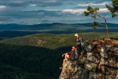 Bir çift dağlarda gün batımıyla karşılaşır. Bir adam ve bir kadın dağlarda. Düğün seyahati. Balayı gezisi. Birbirine aşık gezginler. İnsanlar şafağı selamlıyor. Aşıklar seyahat eder. Boşluğu kopyala