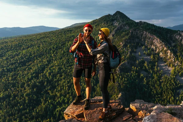 Ett Lyckligt Par Bergen Beundrar Den Vackra Utsikten Man Och — Stockfoto