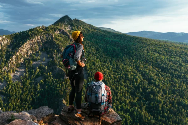 Ett Lyckligt Par Bergen Beundrar Den Vackra Utsikten Man Och — Stockfoto