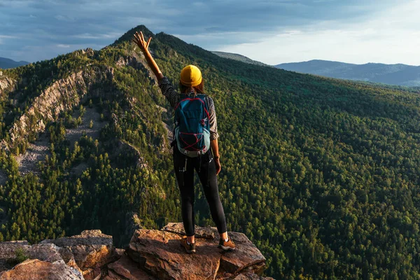 Una Mujer Viajera Con Una Mochila Encuentra Borde Montaña Una —  Fotos de Stock