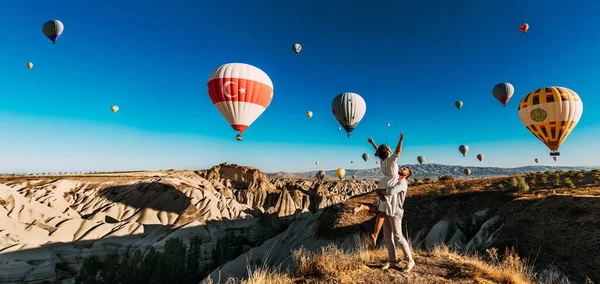 Una Pareja Feliz Entre Globos Capadocia Una Pareja Enamorada Fondo —  Fotos de Stock