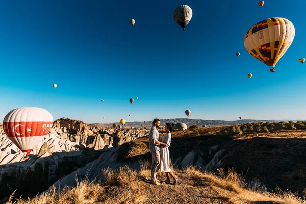 カッパドキアでの早朝 気球の飛行 夫婦は世界を旅する 新婚旅行だ カッパドキアの観光客 カッパドキアの気球の中のカップル — ストック写真