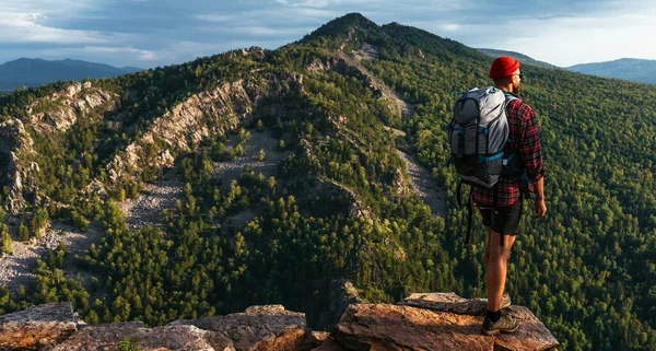 Manlig Turist Med Ryggsäck Beundrar Solnedgången Från Toppen Berget Panorama — Stockfoto