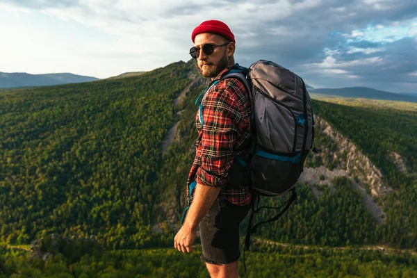 Viajante Barbudo Com Uma Mochila Topo Uma Montanha Retrato Viajante — Fotografia de Stock