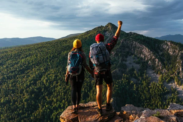 Dois Viajantes Felizes Com Mochilas Topo Montanha Dois Turistas Com — Fotografia de Stock