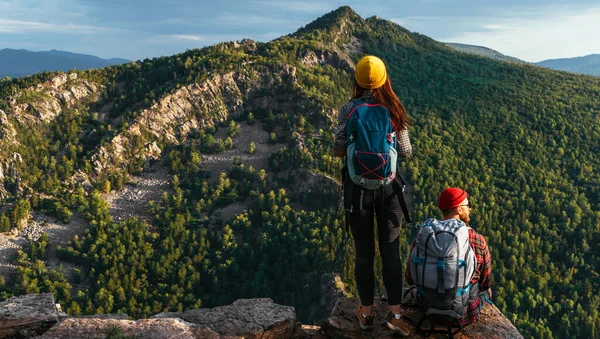 Deux Voyageurs Sur Fond Montagnes Panorama Voyageurs Coucher Soleil Dans — Photo