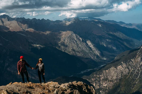 日没の山の中で愛のカップル ツアー中の観光客 コーカサス山脈 ロシアのカップル 日没時に男と女 山の中で観光客 ドンベイ スペースのコピー — ストック写真