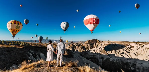 Una Pareja Enamorada Levanta Sobre Fondo Globos Capadocia Panorama Viaje —  Fotos de Stock