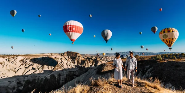 Viaje Los Lugares Turísticos Turquía Una Pareja Enamorada Levanta Sobre — Foto de Stock