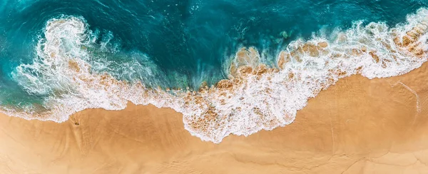 Havadan Kumsal Manzarası Yaz Tatili Şablonu Afişi Dalgalar Inanılmaz Mavi — Stok fotoğraf