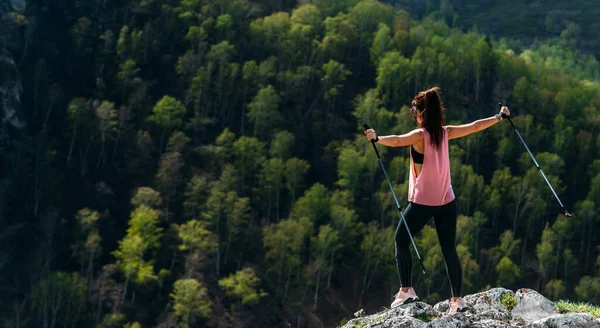 旅行者は パノラマに登るのは満足している 少女は山の中で夕日に出会う マウンテンスポーツ 山の頂上にいる男 山岳観光 山への旅 — ストック写真