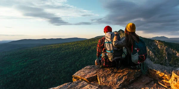 Una Feliz Pareja Las Montañas Admira Las Hermosas Vistas Hombre —  Fotos de Stock