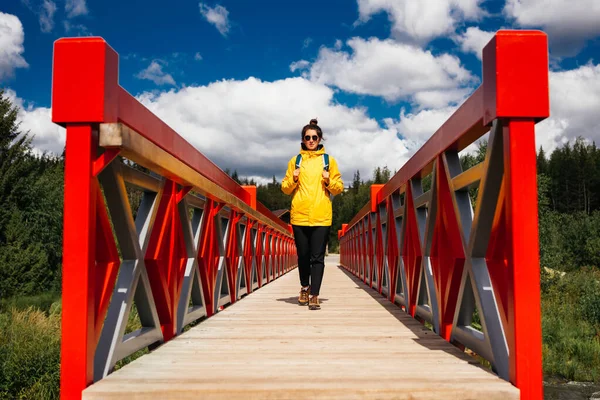 Uma Jovem Turista Casaco Amarelo Com Uma Mochila Está Caminhando — Fotografia de Stock