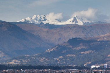Huancayo şehrinin heybetli dağların eteğindeki panoramik manzarası ve karlı Huaytapallana. Huancayo - Peru
