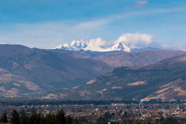 Panoramisch Uitzicht Stad Huancayo Aan Voet Van Imposante Bergen Besneeuwde — Stockfoto