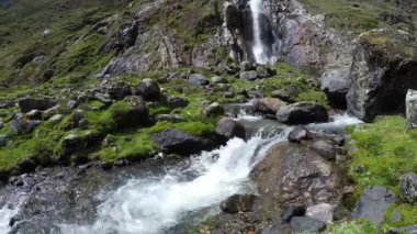 Karlı verpastan küçük And şelalesi. Huancayo, Peru