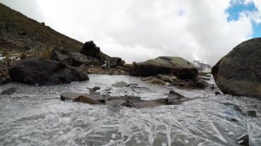 Suyu donan ve kardan gelen küçük bir dere.