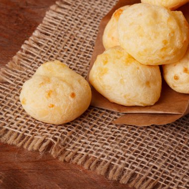 Brezilyalı atıştırmalık Peynirli ekmek (pao de queijo) 