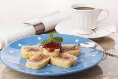 Bolo de rolo (İsviçre rulo, rulo kek) Brezilyalı tatlı 