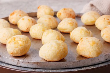 Brezilya meze peynir ekmek fırın tepsisi (pao de queijo)