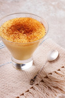 Co ve Brezilyalı şekerli muhallebi gibi tatlı curau de milho köpük