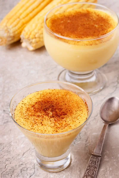 Brasilianische süße Pudding-ähnliches Dessert Curau de Milho Mousse von co — Stockfoto