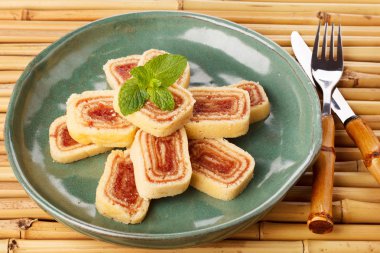 Bolo de rolo (İsviçre rulo, rulo kek) Brezilyalı tatlı 