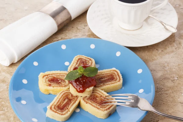 Bolo de rolo (swiss roll, roll cake) Braziliaans dessert — Stockfoto