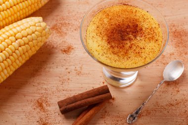 Co ve Brezilyalı şekerli muhallebi gibi tatlı curau de milho köpük