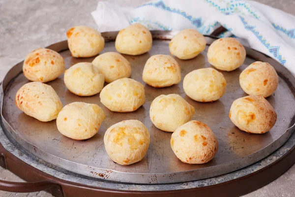 Бразильский хлеб с сыром (pao de queijo) на подносе — стоковое фото