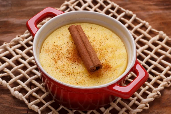 Braziliaanse zoete dessert van de vla-achtige curau de milho mousse van co — Stockfoto