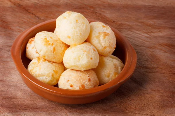 Pane di formaggio brasiliano (pao de queijo) in ciotola — Foto Stock