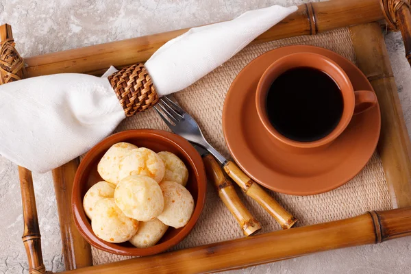 Svačinu brazilské pao de queijo (sýrový chléb) — Stock fotografie