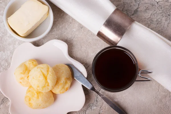 Svačinu brazilské pao de queijo (sýrový chléb) — Stock fotografie