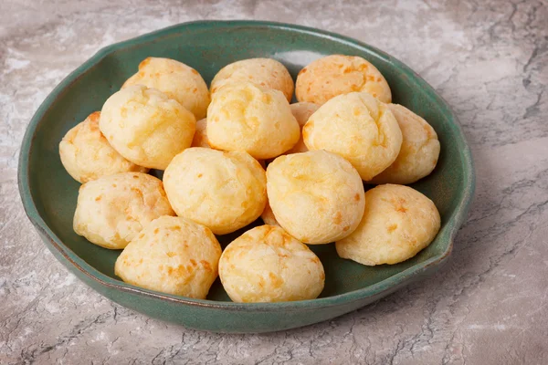 Pane di formaggio brasiliano spuntino (pao de queijo) sul piatto — Foto Stock