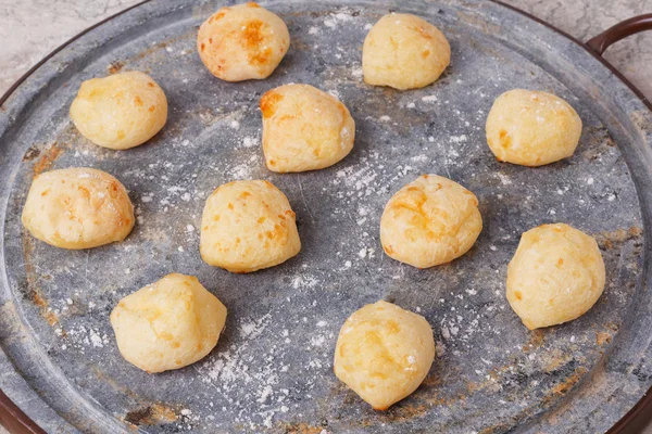 Бразильский хлеб с сыром (pao de queijo) на подносе — стоковое фото