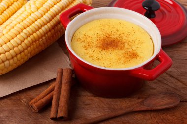 Co ve Brezilyalı şekerli muhallebi gibi tatlı curau de milho köpük