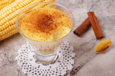 Co ve Brezilyalı şekerli muhallebi gibi tatlı curau de milho köpük